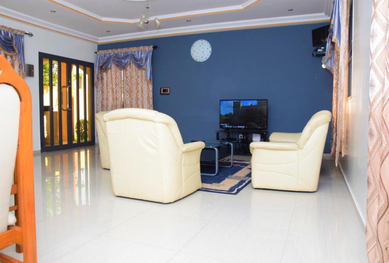 Villa Beach Avepozo Ломе Екстериор снимка