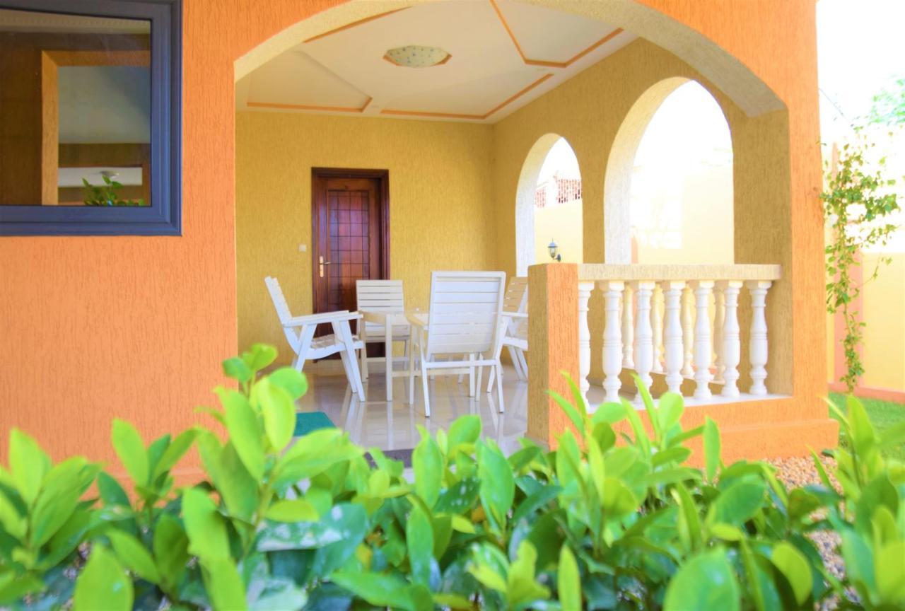 Villa Beach Avepozo Ломе Екстериор снимка