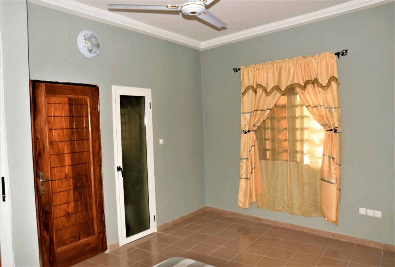 Villa Beach Avepozo Ломе Екстериор снимка